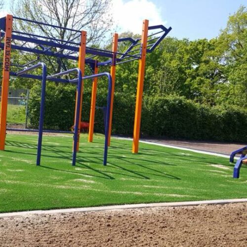 Kunstgras speelvloeren 68 Onze calisthenics-park in Amersfoort met valdempend kunstgras, Valhoogte 2.7 meter.
